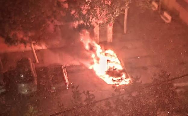 Uno de los vehículos que ha ardido en la madrugada de este sábado.