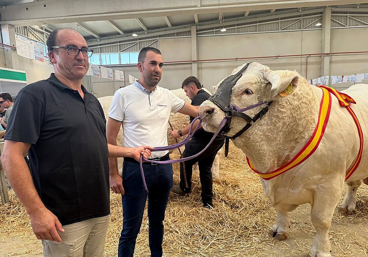 A la derecha, David Llamazares.