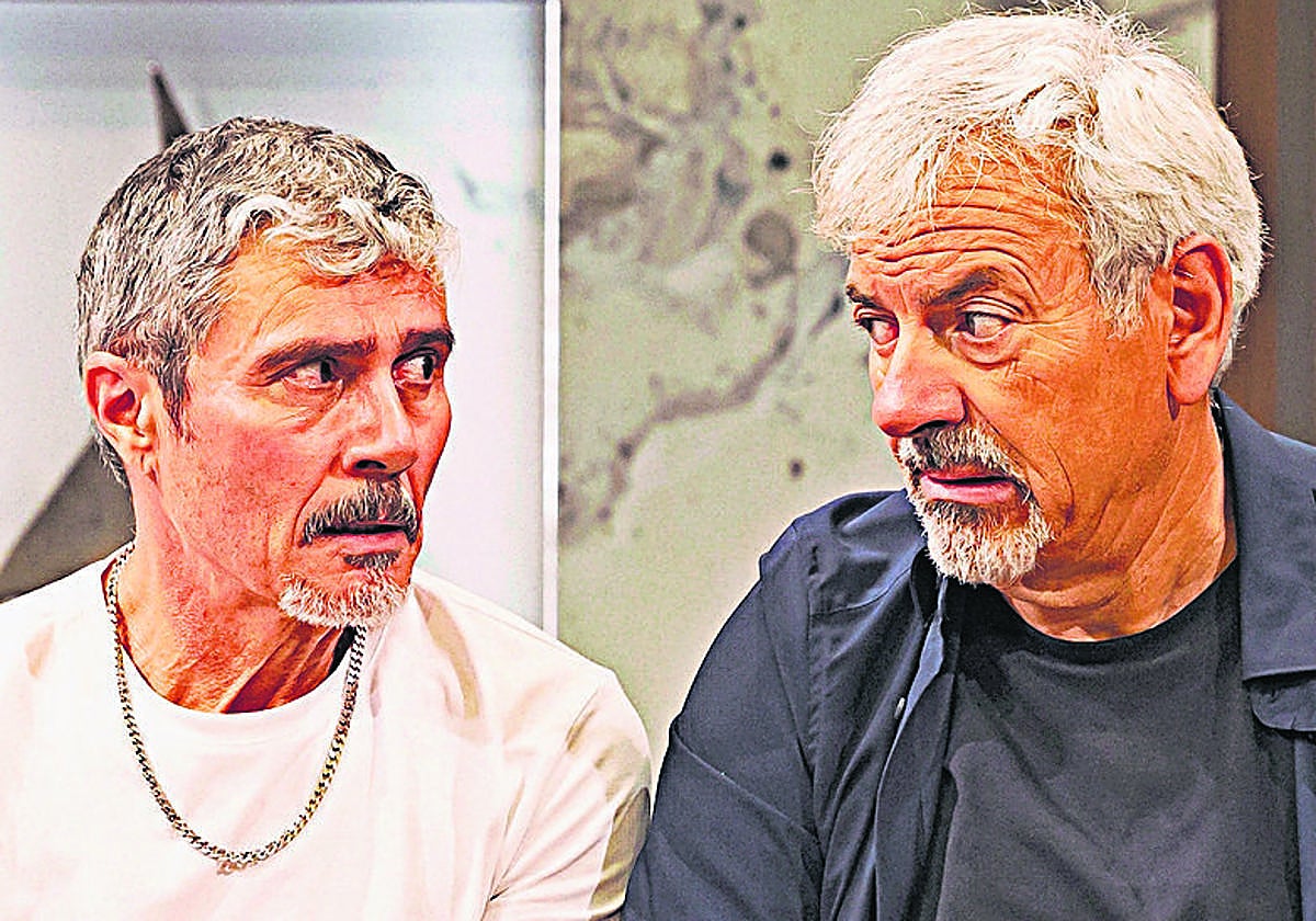 Carlos Sobera (derecha), junto al actor Ángel Pardo, en 'Inmaduros'.