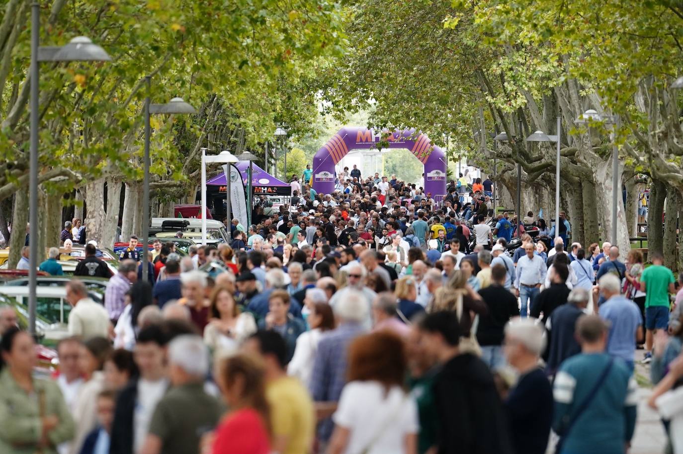 El rugido de los motores clásicos portugueses acaparan miradas en el IV Concurso de Elegancia de Vehículos de Salamanca
