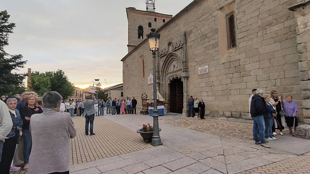 Flores para la Virgen de la Encina de Macotera