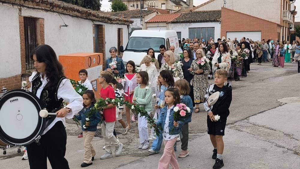 Flores para la Virgen de la Encina de Macotera