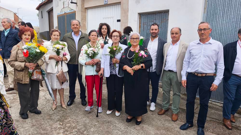 Flores para la Virgen de la Encina de Macotera