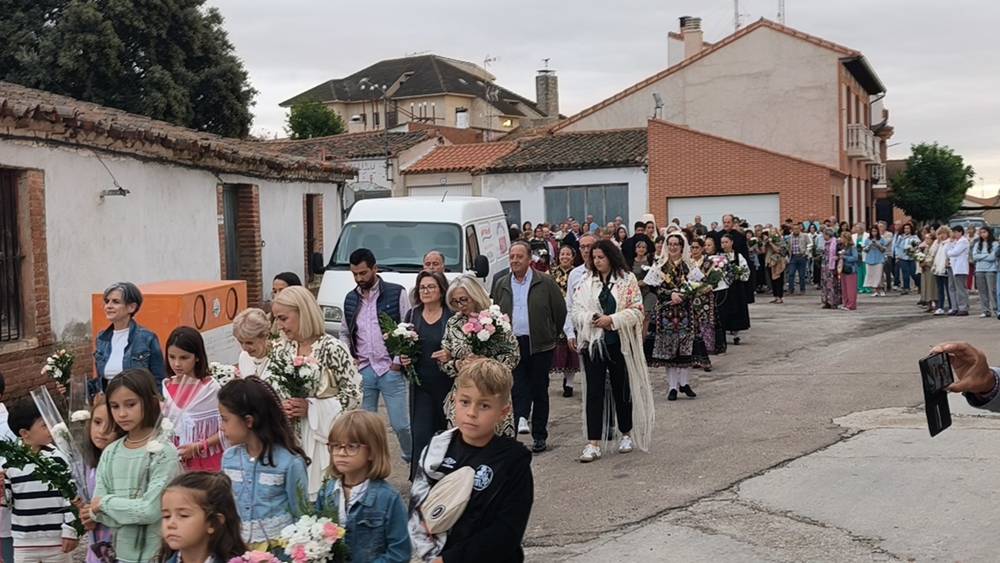 Flores para la Virgen de la Encina de Macotera