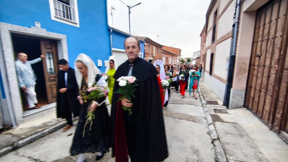 Flores para la Virgen de la Encina de Macotera