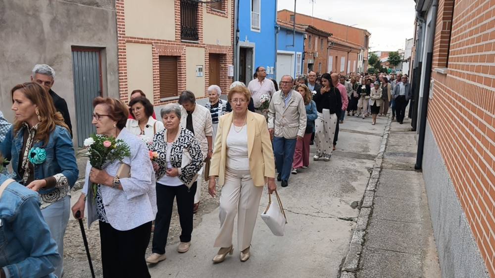 Flores para la Virgen de la Encina de Macotera