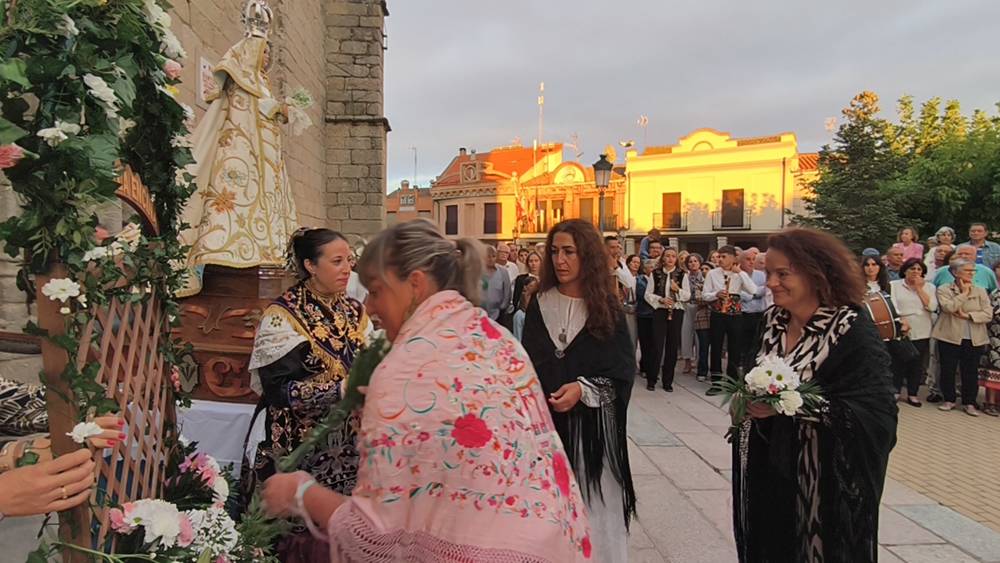Flores para la Virgen de la Encina de Macotera