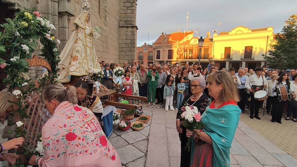 Flores para la Virgen de la Encina de Macotera