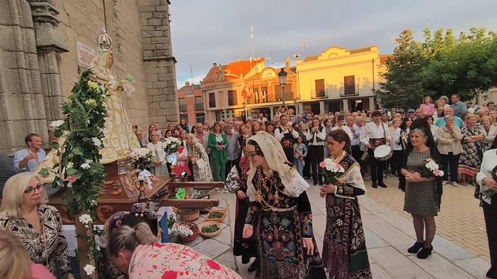 Flores para la Virgen de la Encina de Macotera