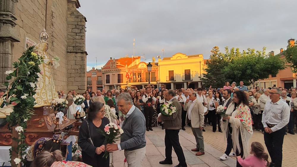 Flores para la Virgen de la Encina de Macotera