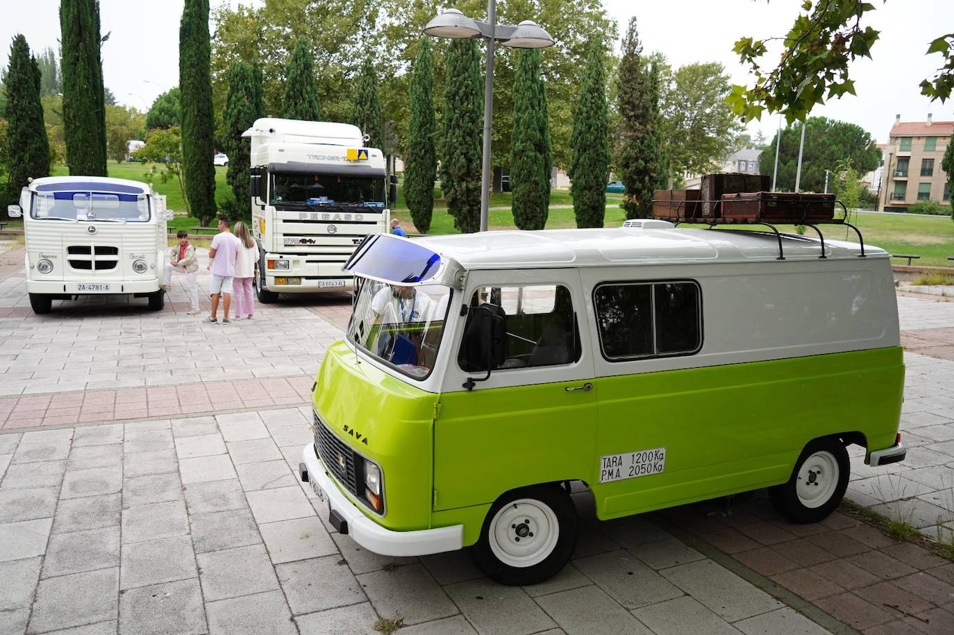 El rugido de los motores clásicos portugueses acaparan miradas en el IV Concurso de Elegancia de Vehículos de Salamanca