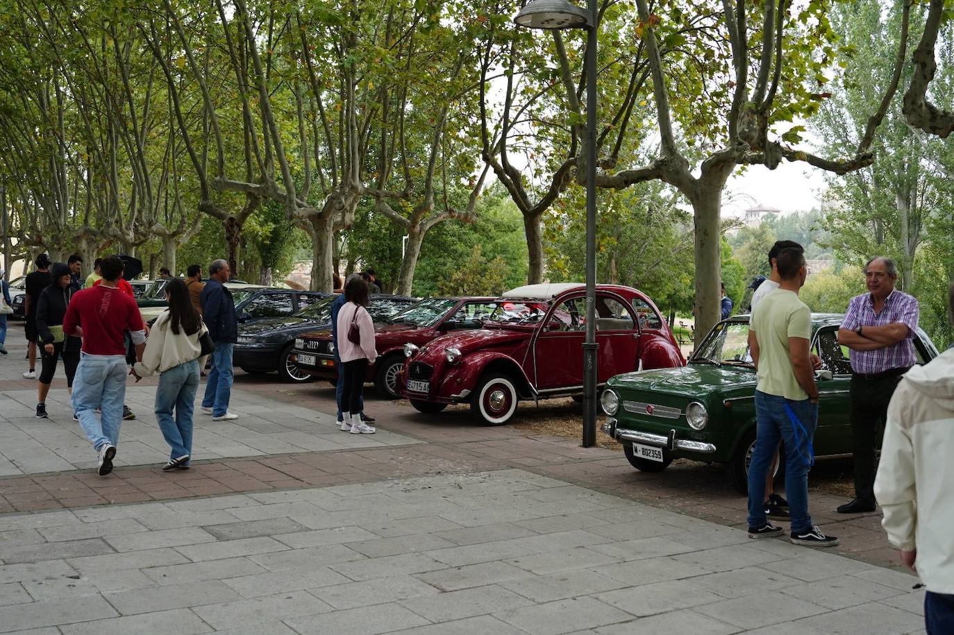 El rugido de los motores clásicos portugueses acaparan miradas en el IV Concurso de Elegancia de Vehículos de Salamanca