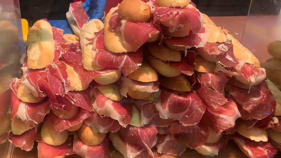 'Pata Negra' sigue triunfando con sus bocadillos de jamón en Salamaq