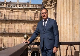 Carlos García Carbayo, en el balcón del Ayuntamiento de Salamanca.