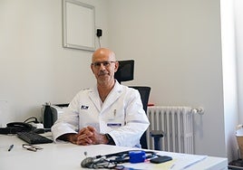 El neumólogo Francisco José Roig Vázquez, en su consulta en el Hospital HM Santísima Trinidad.