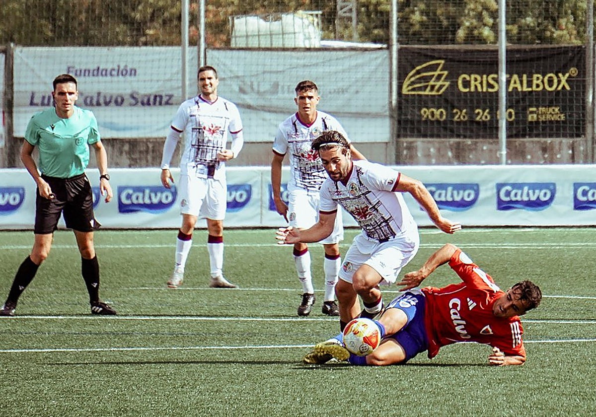 Mancebo trata de zafarse de Diego en el choque de este domingo en As Eiroas.