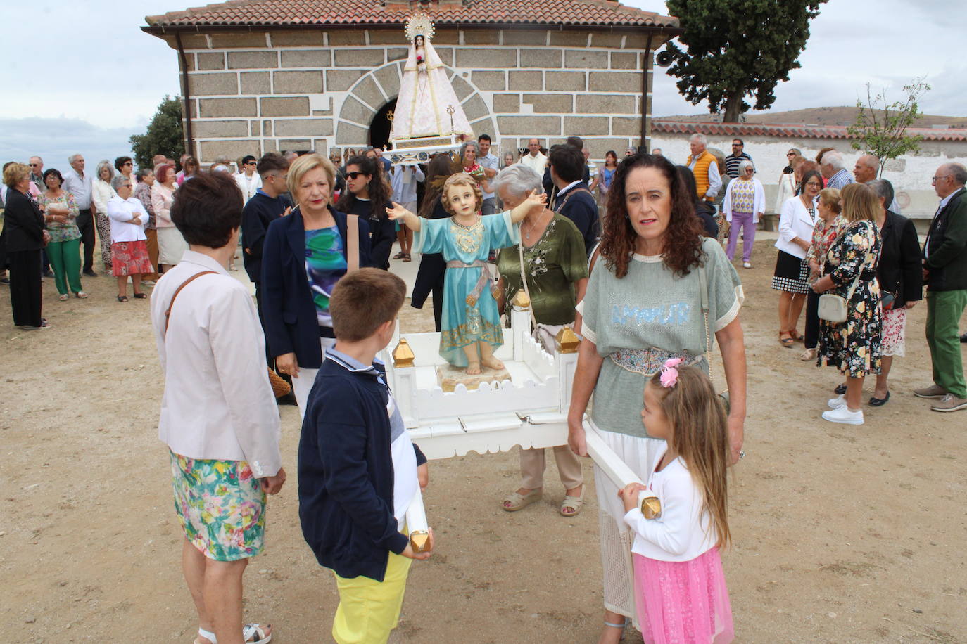 Gallegos de Solmirón acompaña a la Virgen de Gracia Carrero