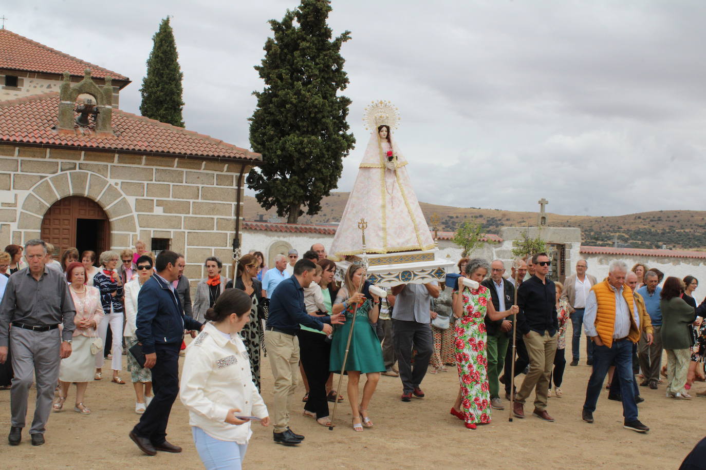 Gallegos de Solmirón acompaña a la Virgen de Gracia Carrero