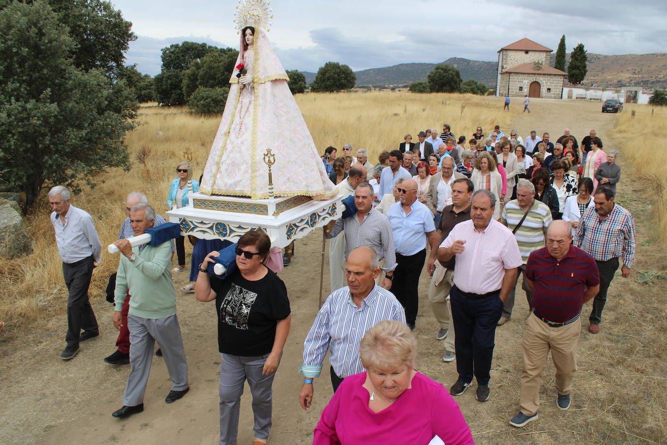 Gallegos de Solmirón acompaña a la Virgen de Gracia Carrero