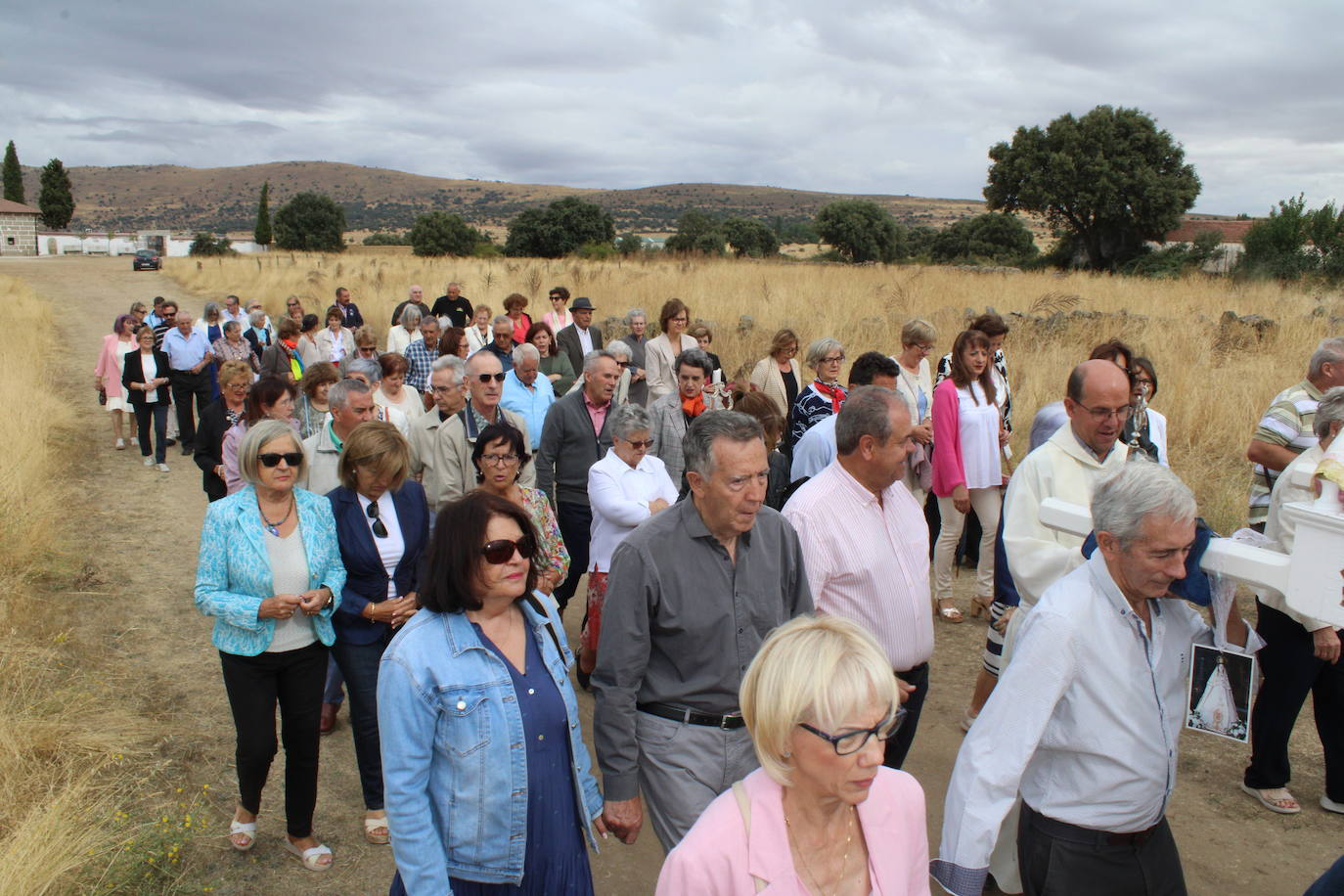 Gallegos de Solmirón acompaña a la Virgen de Gracia Carrero