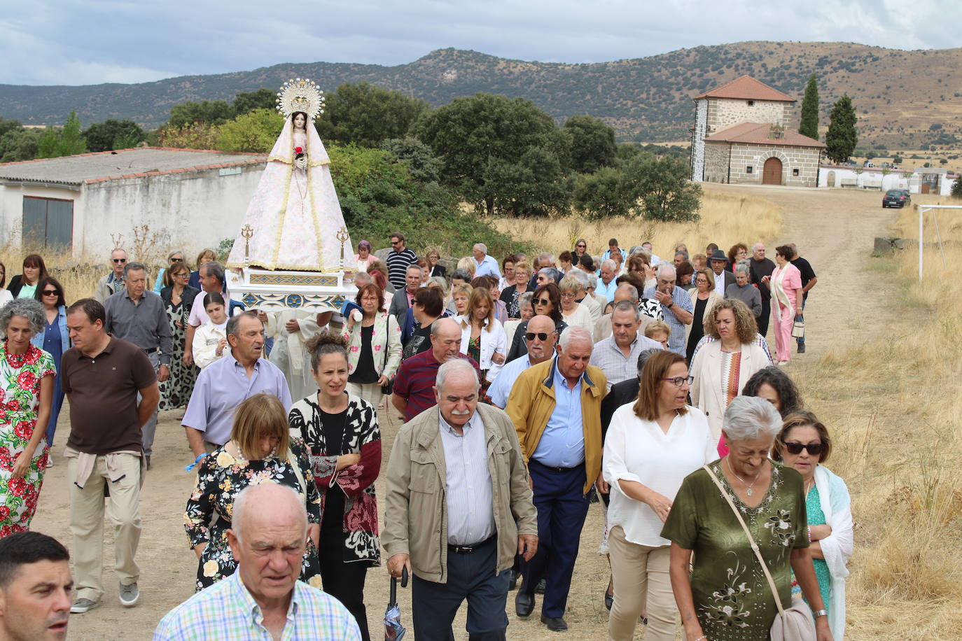 Gallegos de Solmirón acompaña a la Virgen de Gracia Carrero