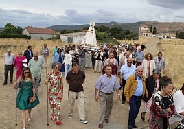 Traslado de la Virgen de Gracia Carrero desde su ermita a la iglesia.