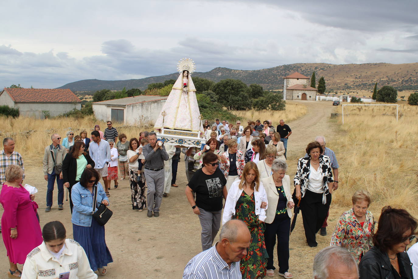 Gallegos de Solmirón acompaña a la Virgen de Gracia Carrero