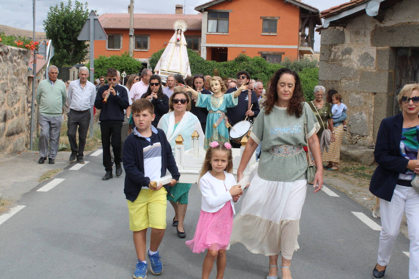 Gallegos de Solmirón acompaña a la Virgen de Gracia Carrero