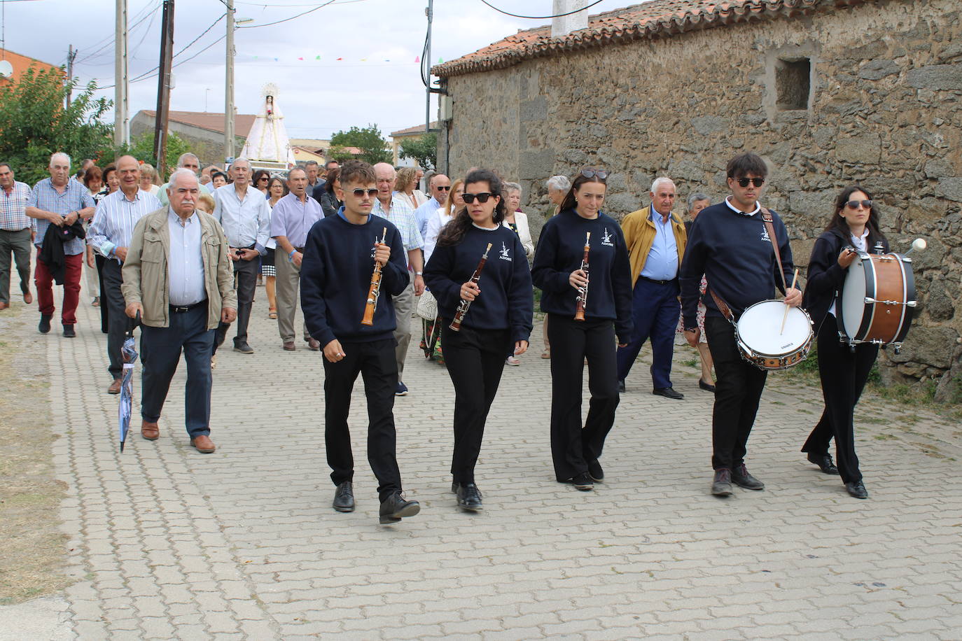 Gallegos de Solmirón acompaña a la Virgen de Gracia Carrero