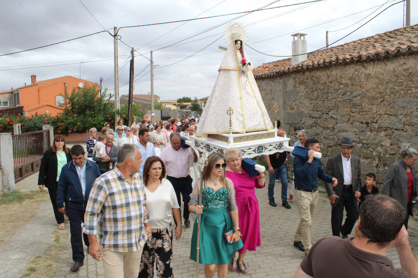 Gallegos de Solmirón acompaña a la Virgen de Gracia Carrero