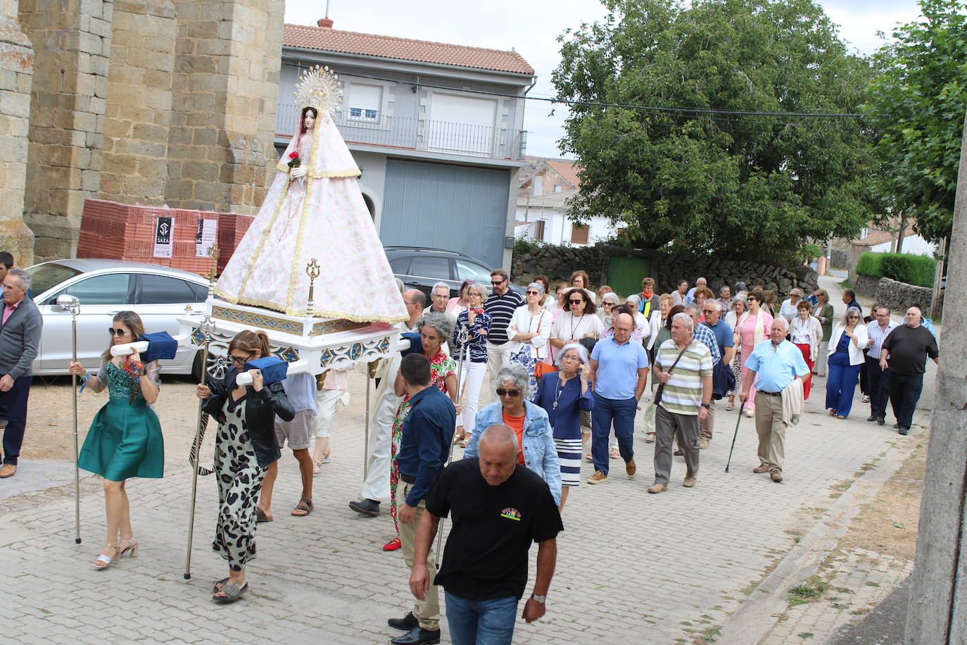 Gallegos de Solmirón acompaña a la Virgen de Gracia Carrero