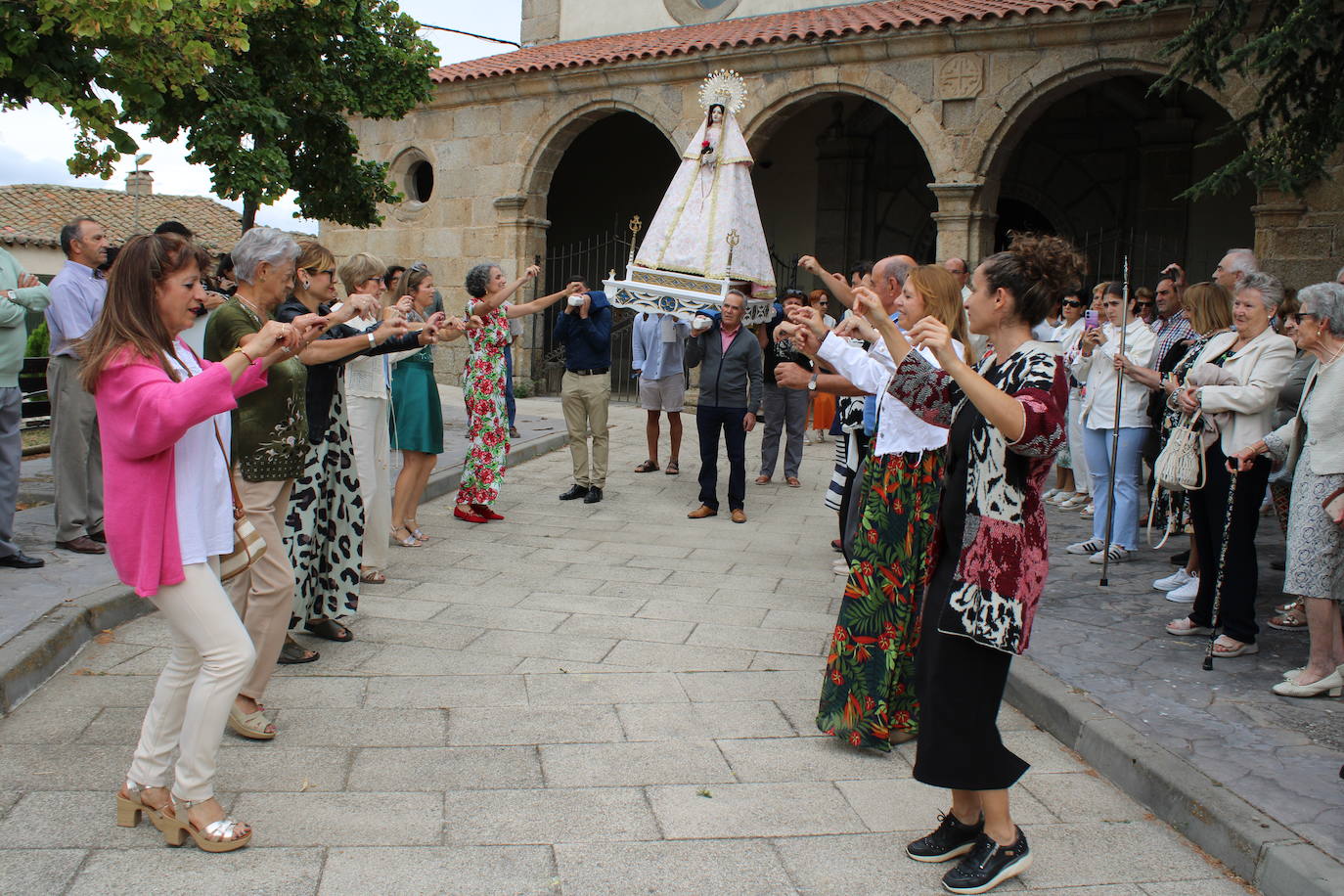 Gallegos de Solmirón acompaña a la Virgen de Gracia Carrero
