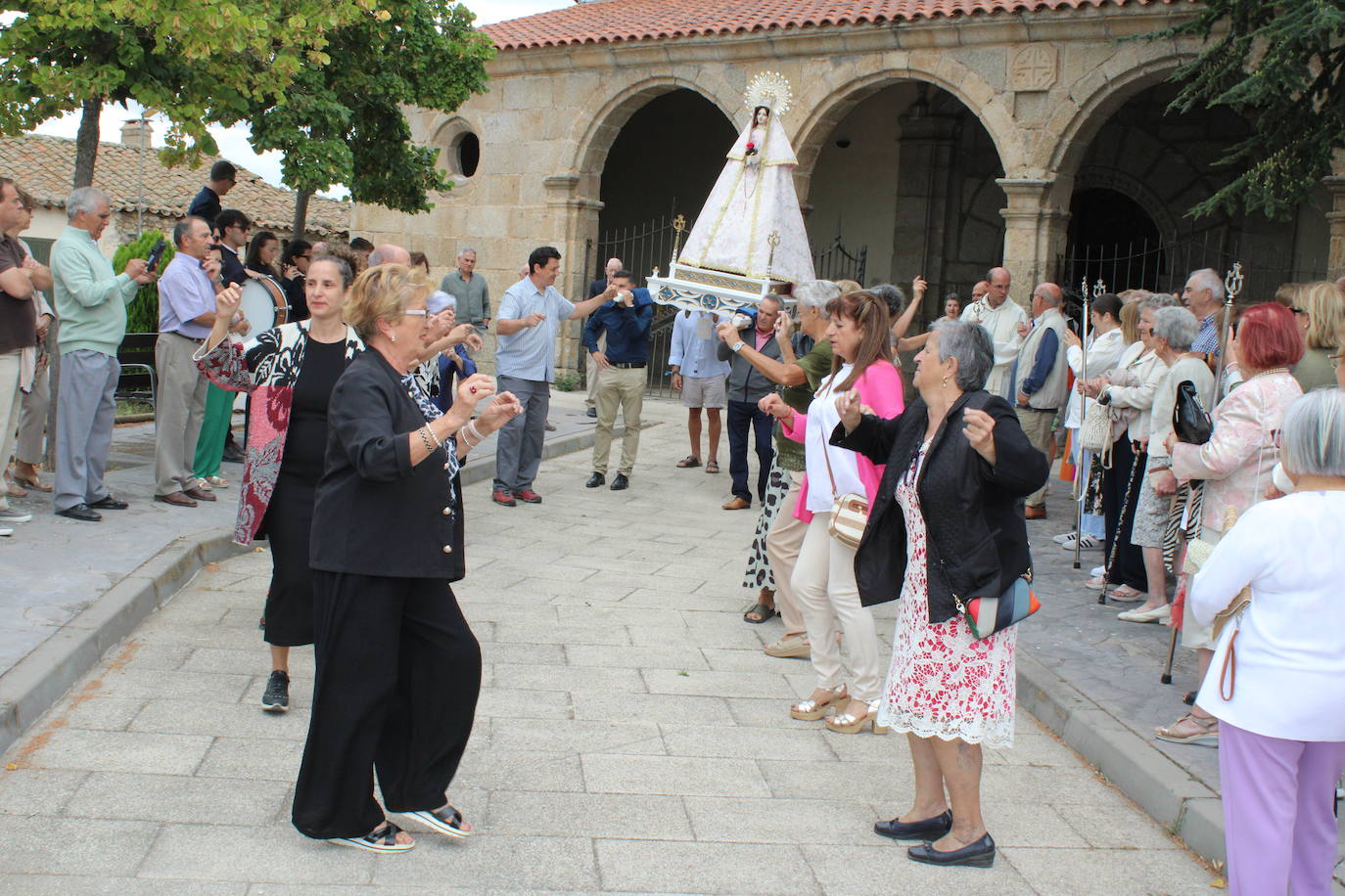 Gallegos de Solmirón acompaña a la Virgen de Gracia Carrero