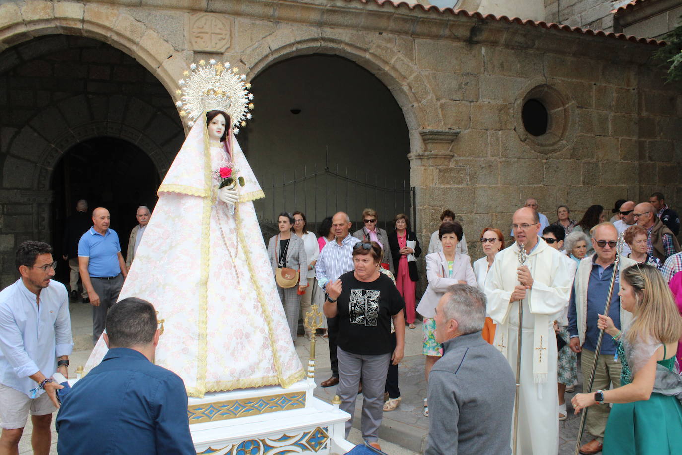 Gallegos de Solmirón acompaña a la Virgen de Gracia Carrero