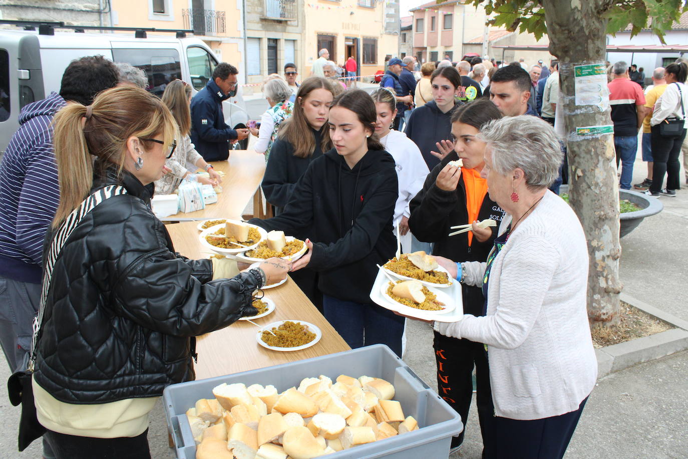 Gallegos de Solmirón acompaña a la Virgen de Gracia Carrero