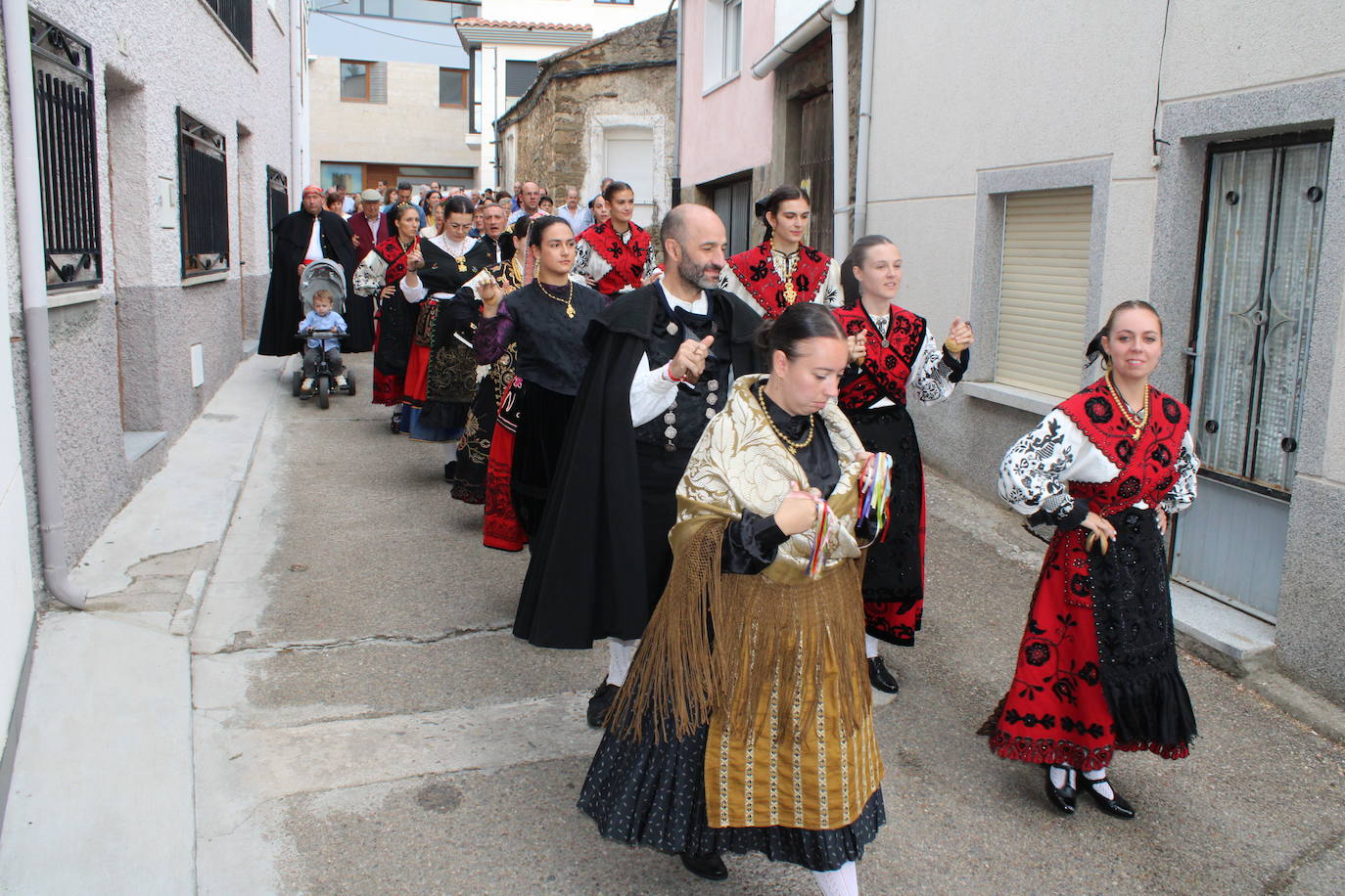 Honores a la Virgen del Carrascal en Cespedosa de Tormes