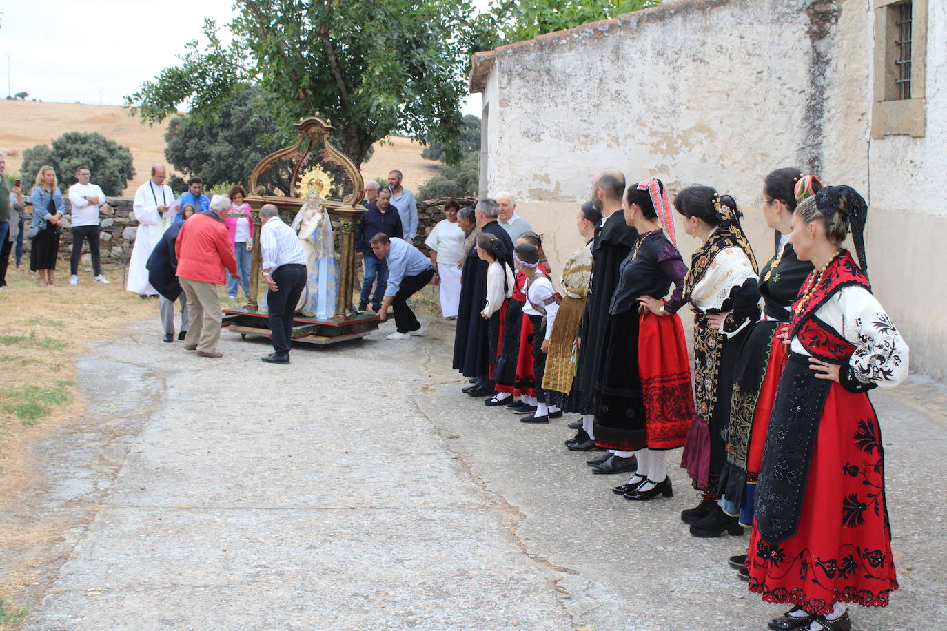Honores a la Virgen del Carrascal en Cespedosa de Tormes
