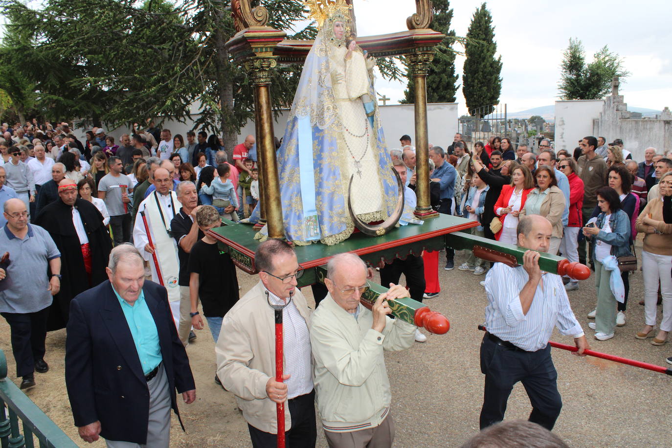 Honores a la Virgen del Carrascal en Cespedosa de Tormes