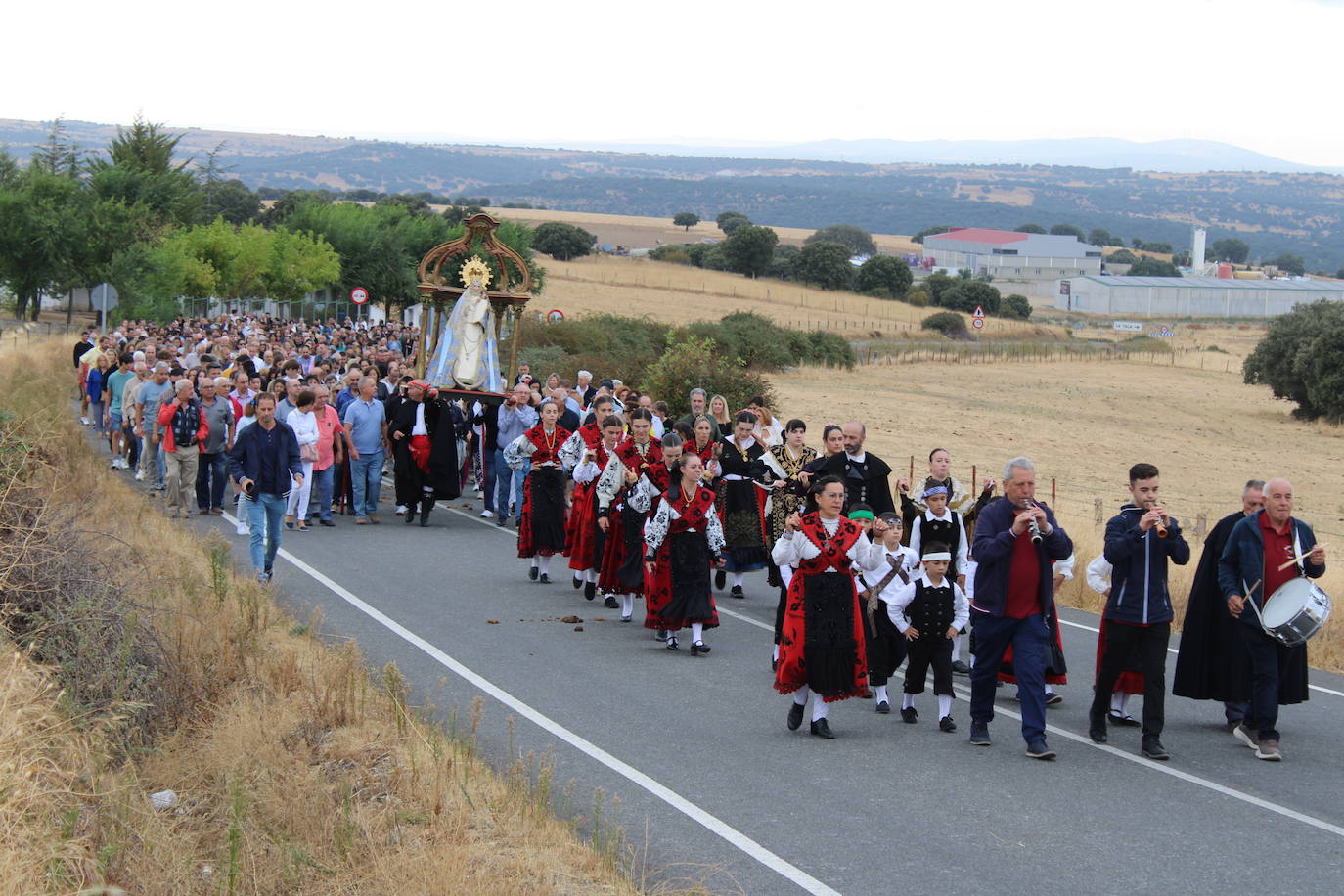 Honores a la Virgen del Carrascal en Cespedosa de Tormes