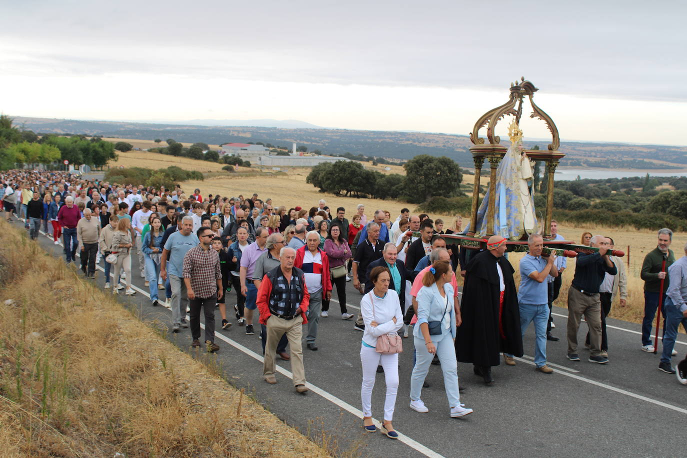 Honores a la Virgen del Carrascal en Cespedosa de Tormes