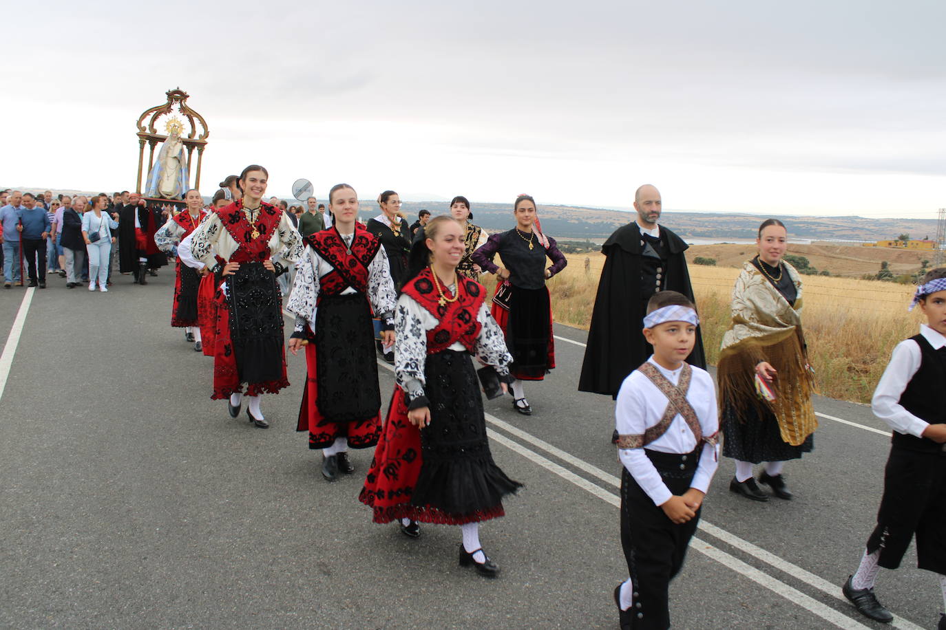 Honores a la Virgen del Carrascal en Cespedosa de Tormes