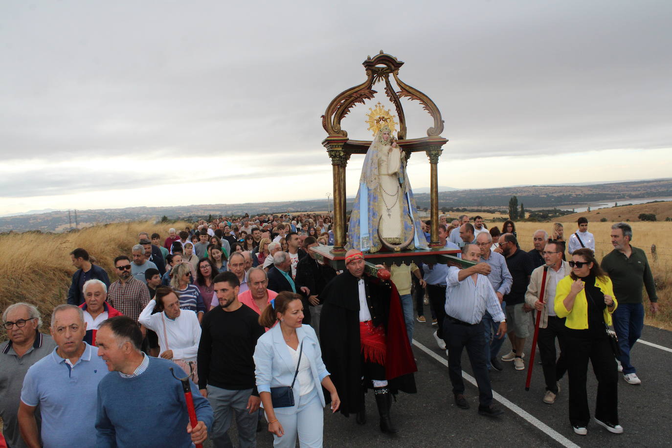 Honores a la Virgen del Carrascal en Cespedosa de Tormes