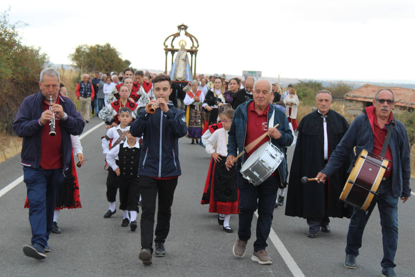Honores a la Virgen del Carrascal en Cespedosa de Tormes