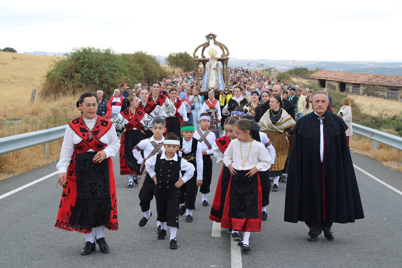 Honores a la Virgen del Carrascal en Cespedosa de Tormes