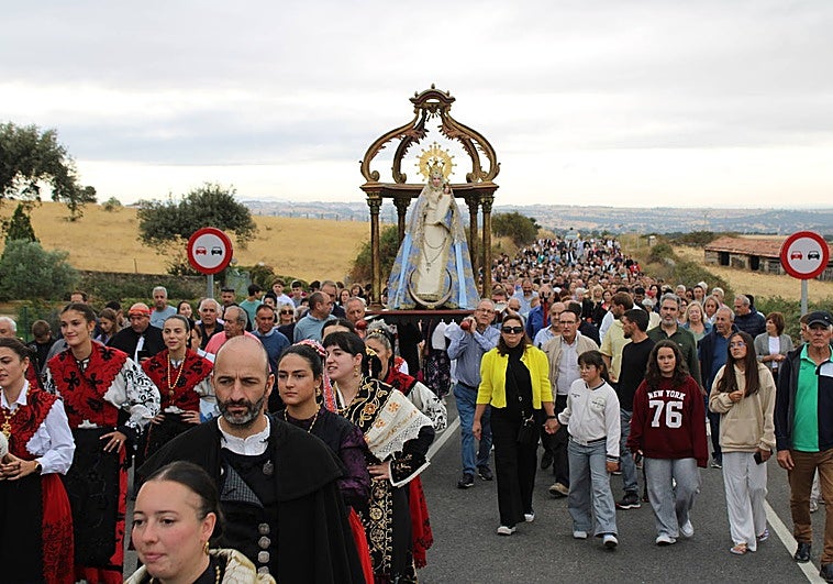 Honores a la Virgen del Carrascal en Cespedosa de Tormes