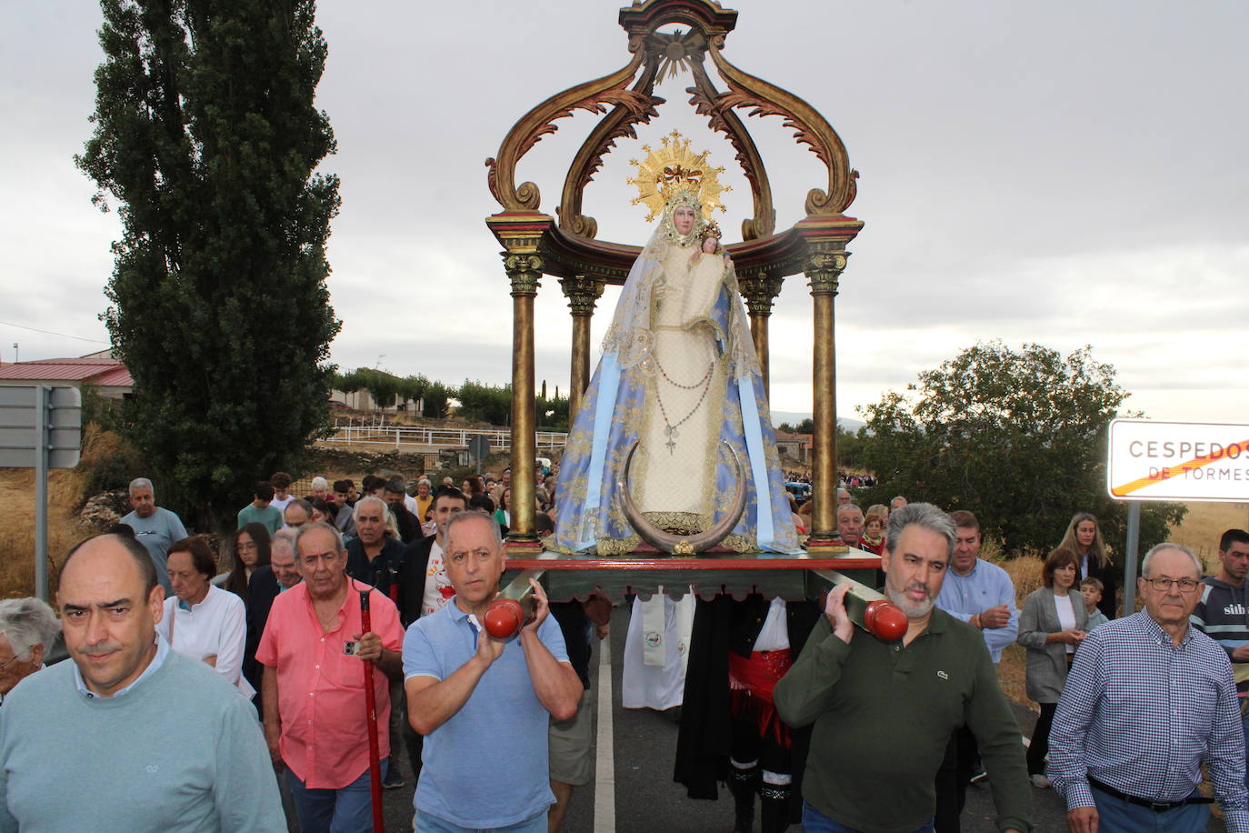 Honores a la Virgen del Carrascal en Cespedosa de Tormes
