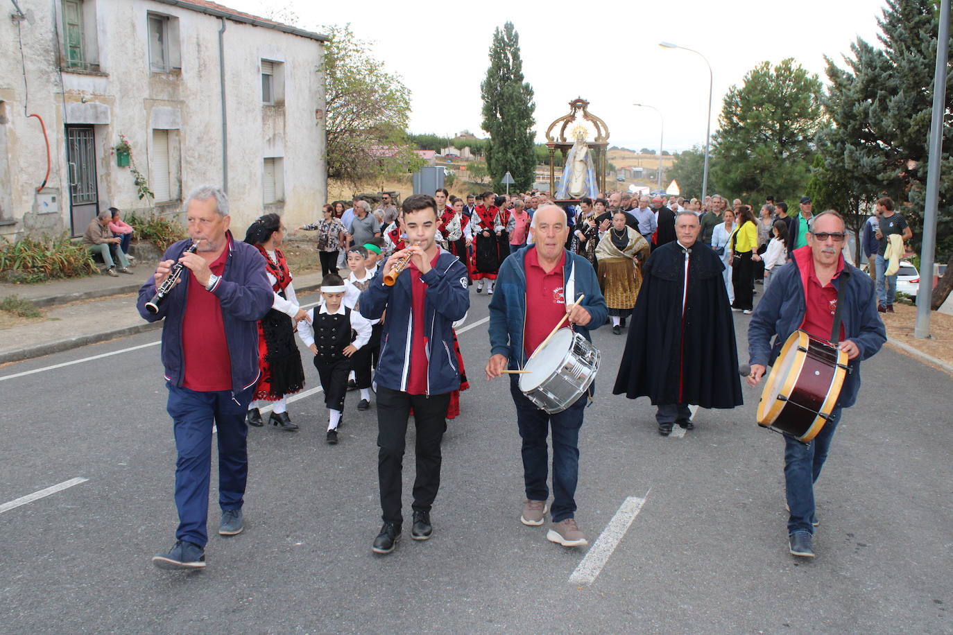 Honores a la Virgen del Carrascal en Cespedosa de Tormes