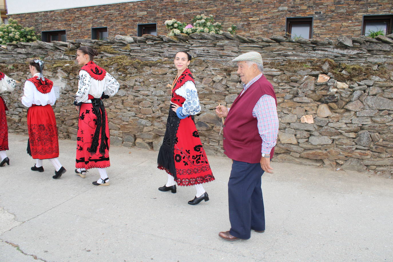 Honores a la Virgen del Carrascal en Cespedosa de Tormes