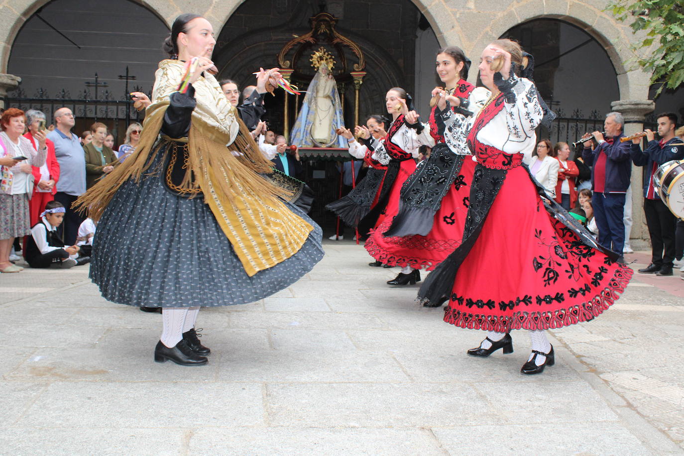 Honores a la Virgen del Carrascal en Cespedosa de Tormes