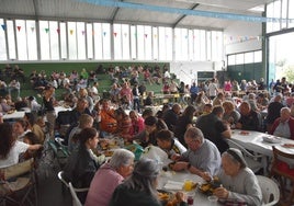 Familiares y amigos disfrutando de la paella en torno a la mesa